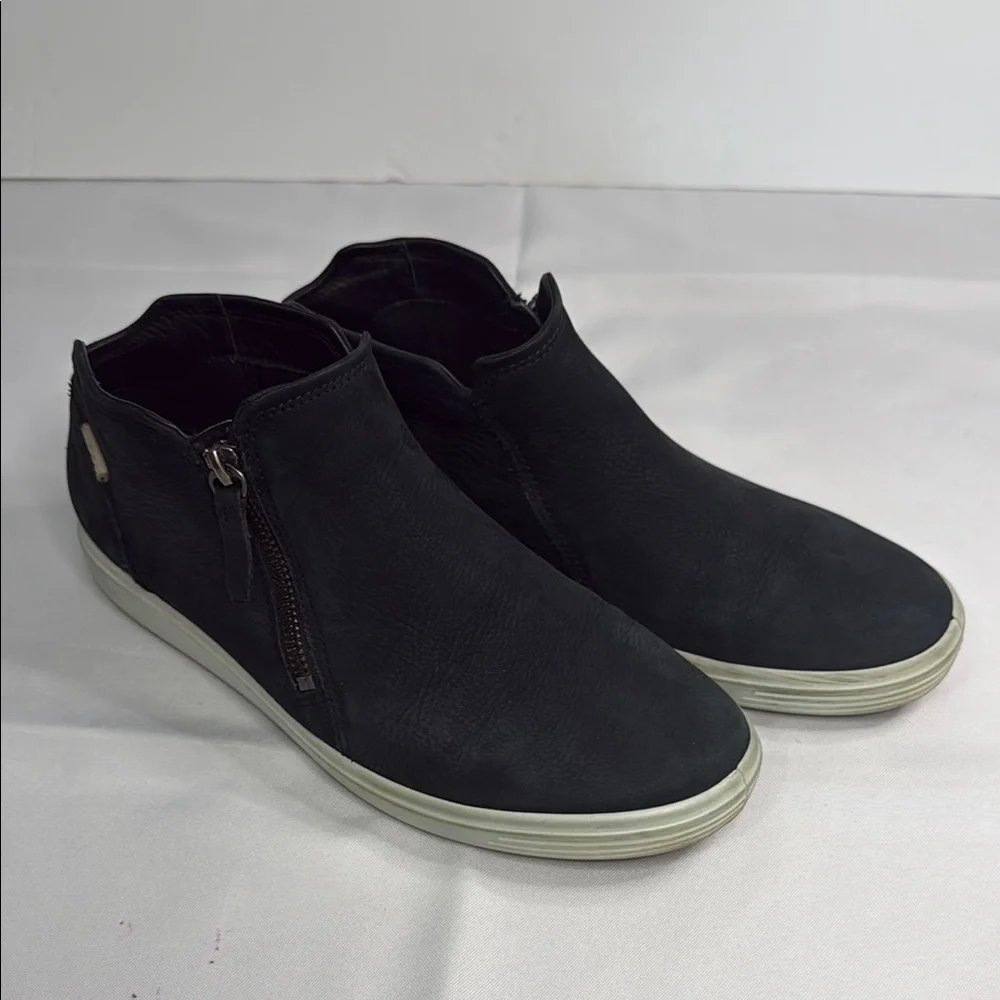 Ecco Black Chukka Boots with Sleek Design